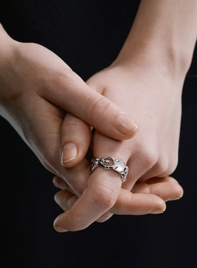 王鹤棣同款MOLISM人形环抱玛瑙戒