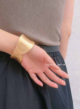 复古女金属冷淡磨砂交错手镯臂环