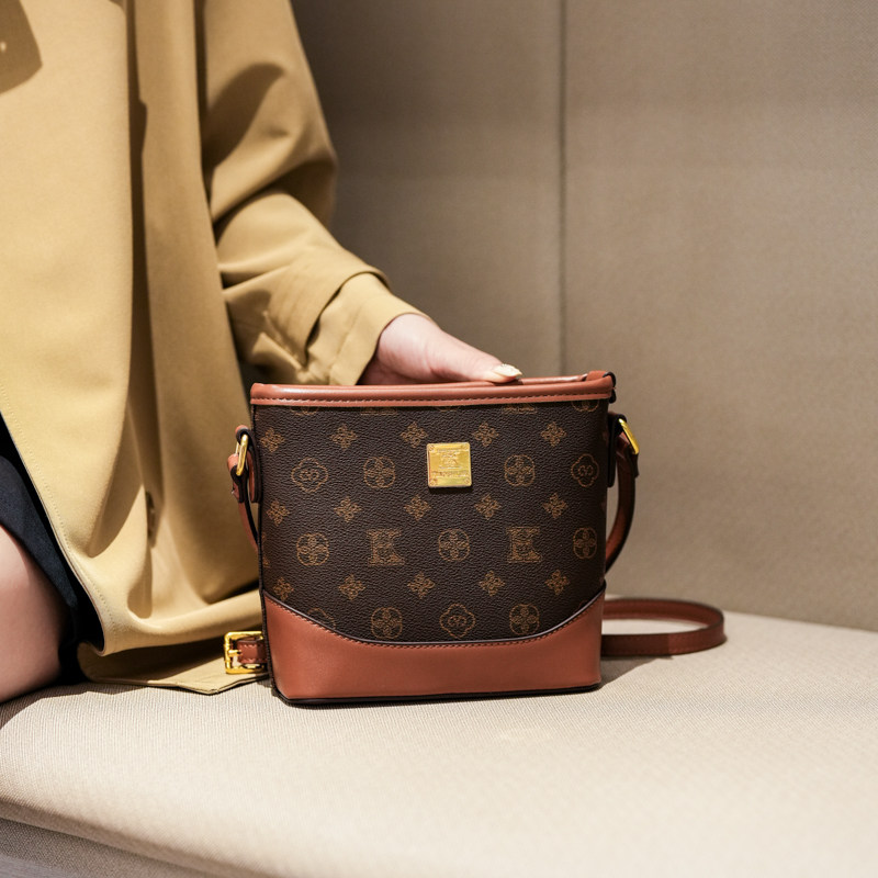 高档印花水桶包包女2025春夏新款时尚斜挎小方包质感百搭单肩女包,淘宝优惠券,粉丝福利购,淘宝优惠卷