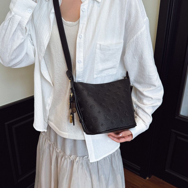 轻奢高级感水桶包包女2025新款印花斜挎包质感小方包单肩腋下女包,淘宝优惠券,粉丝福利购,淘宝优惠卷