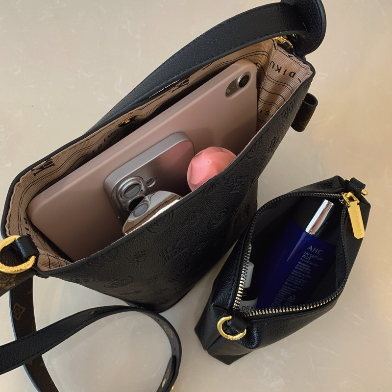 轻奢高级感水桶包包女2025新款印花斜挎包质感小方包单肩腋下女包,淘宝优惠券,粉丝福利购,淘宝优惠卷