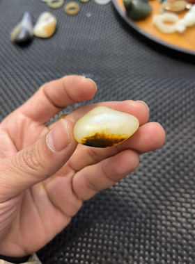 和田玉籽料聚黄皮聚黑皮原石挂件籽