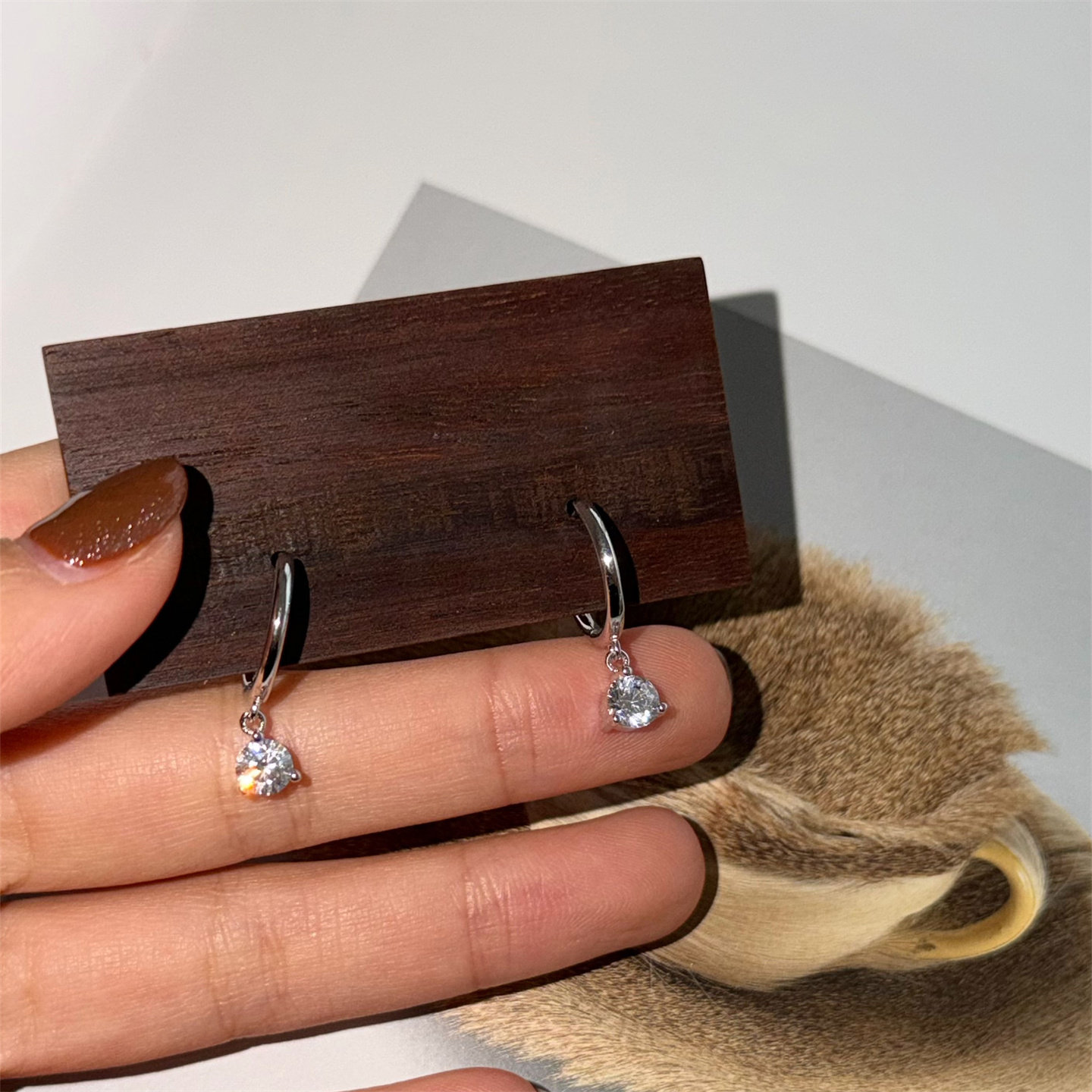 MINICYBER单颗锆石耳钉小巧精致时髦极简耐看通勤百搭小众设计款,淘宝优惠券,粉丝福利购,淘宝优惠卷