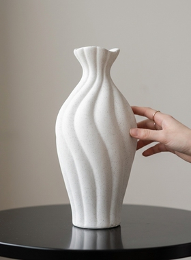 简约白色波浪纹陶瓷花瓶摆件