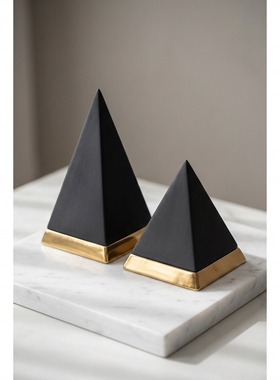 现代简约金色底座三角摆件