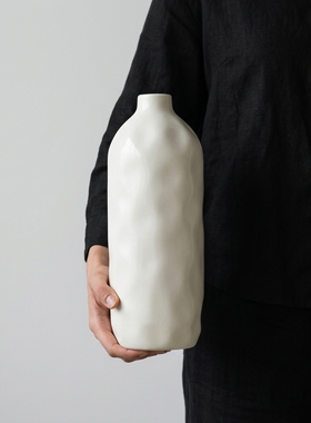 极简风白色陶瓷花瓶设计师款