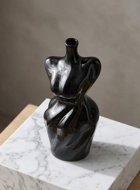 暗黑风抽象人物花瓶摆件