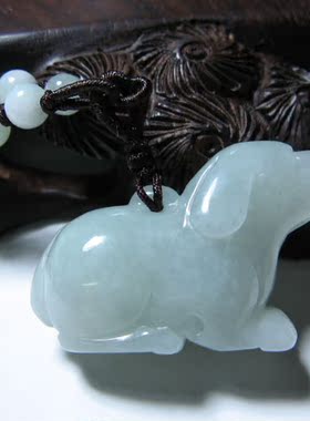 生肖狗吊坠属兔翡翠玉饰品