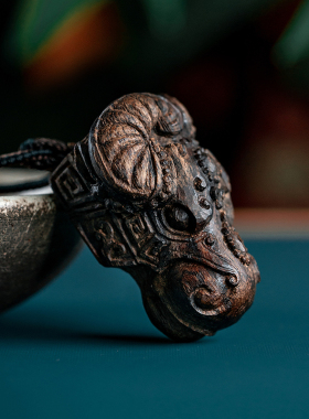 天然文莱沉香雕刻牛气冲天吊坠