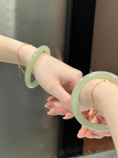 Genuine Xinjiang Hotan jade bracelet, natural jade bracelet, Qingshui material, round strip, green and white jade bracelet, gift for girlfriend and mother