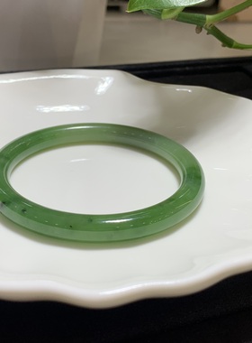 碧玉冰底阳绿色手镯56圈口 自然光拍摄