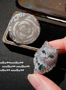 重工镶嵌合成祖母绿小猫戒指