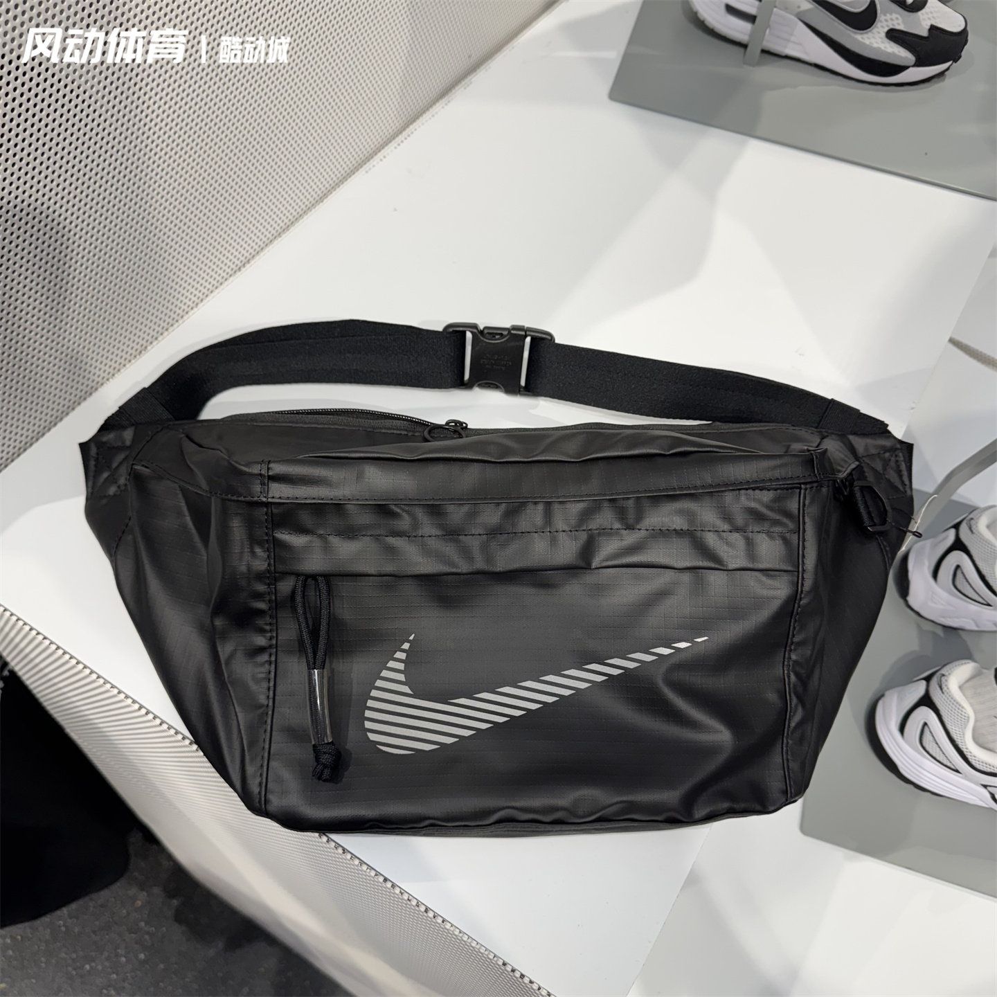 Nike耐克大容量男女斜挎包运动腰包户外休闲胸包单肩包DB4697-010