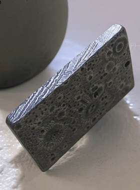 新疆阿勒泰铁陨石护身牌  仿月球表面 重44克尺寸：长42宽28厚5