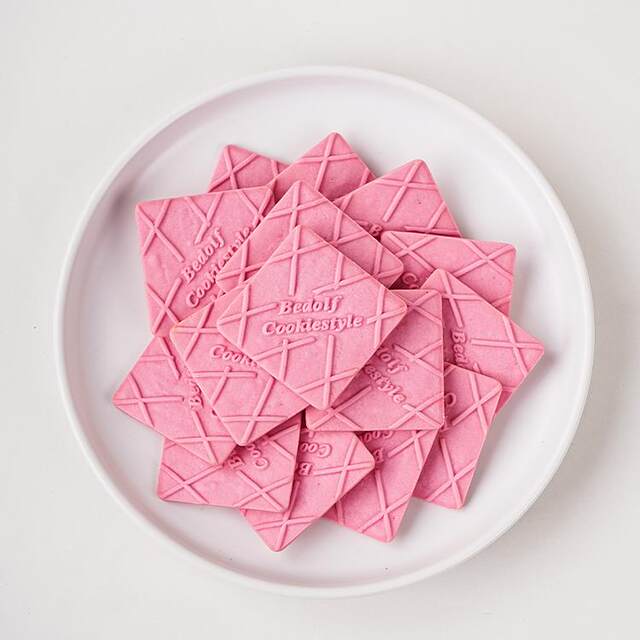 Yogurt bowl ingredients, cookie cake decoration inserts, crispy pink chocolate dessert ornaments, ice cream decorations