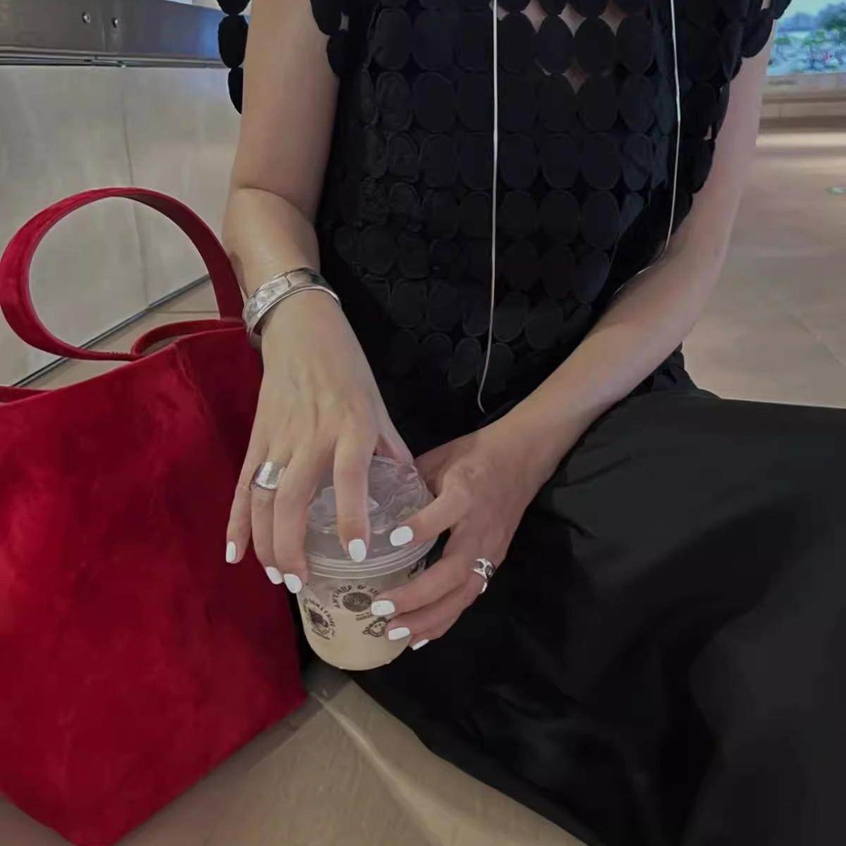 鹿皮绒大容量百搭通勤红色喜庆单肩包新款时尚磨砂绒大容量水桶包,淘宝优惠券,粉丝福利购,淘宝优惠卷