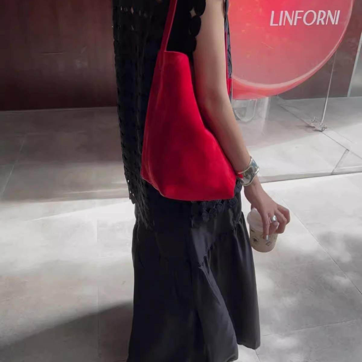 鹿皮绒大容量百搭通勤红色喜庆单肩包新款时尚磨砂绒大容量水桶包,淘宝优惠券,粉丝福利购,淘宝优惠卷