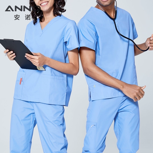 Ручная рука Anno, разбивая вашу одежду в одиночестве в лунное время, чтобы очистить положение