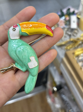 欧美小众设计师夸张彩色鹦鹉胸针女款轻奢高级感精致西装外套别针