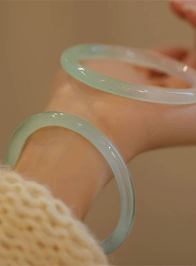 天然玉髓淡绿半山半水手镯