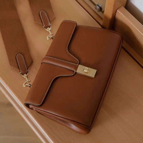 Сумка через плечо, бретели, вместительный и большой замок, из натуральной кожи, коллекция 2022