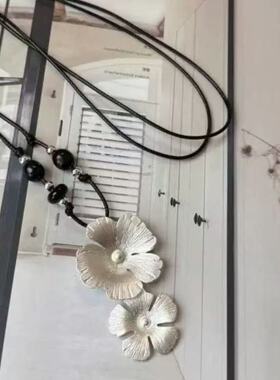 辣妹银色繁花拉丝复古黑色编绳项链女小众设计高级感花朵毛衣链潮