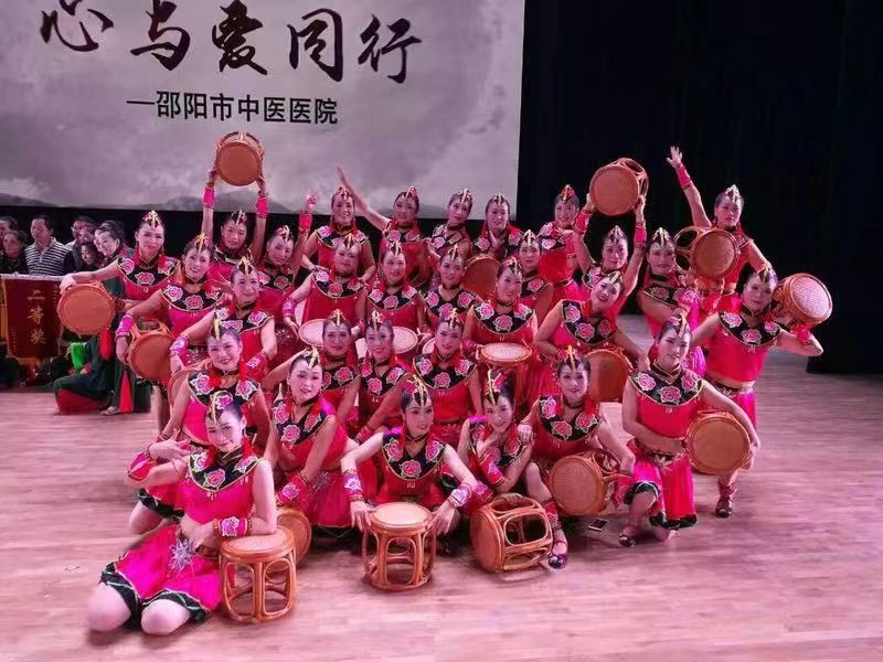 彝族鸡冠帽舞台表演舞蹈演出服女装夏日里的滴滴调少数民族服装 - 图3