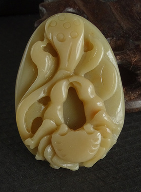 雕刻花开富贵年年有余黄蜡石吊坠