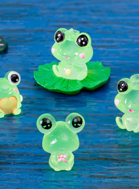 微景观简约现代创意可爱夜光青蛙公仔装饰品配件车载桌面树脂摆件