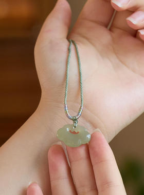 天然和田玉如意锁项链女祥云如意平安锁玉石项链吊坠直播货源