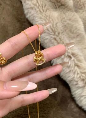 金色精致镂空锆石小众吊坠项链设计高级感气质百搭秋冬配饰毛衣