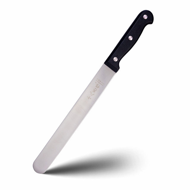 Cut the watermelon and lengthen it to make a fruit knife