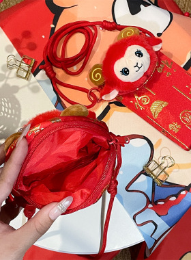 2027新年喜庆羊宝宝毛绒斜挎包国潮红色压岁钱红包迷你手机小挎包