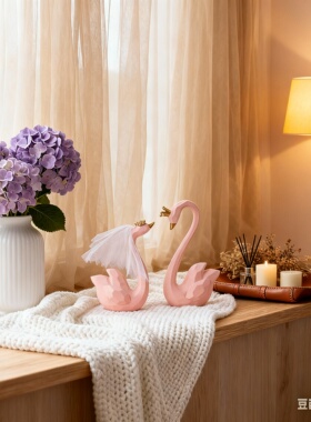 奶油风天鹅粉色婚礼桌面摆件