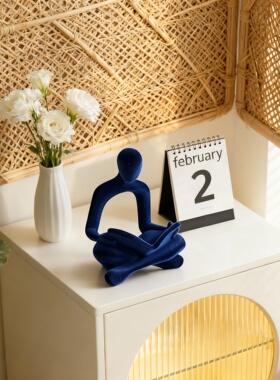 现代简约人物造型蓝色装饰摆件