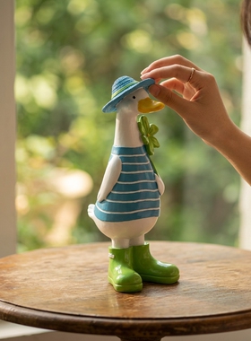 卡通萌鸭条纹雨靴公仔摆件