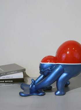 热销现代创意跳水人物树脂摆件客厅玄关样板间物品红蓝撞色装饰售