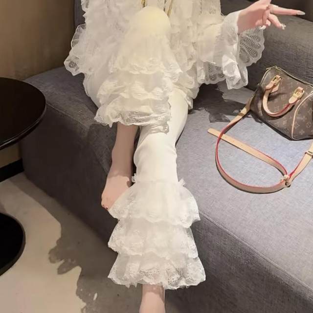 Elastic waist casual nine-quarter pants with lace