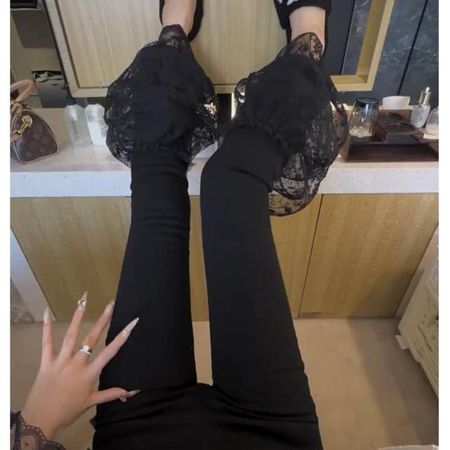 Elastic waist casual nine-quarter pants with lace