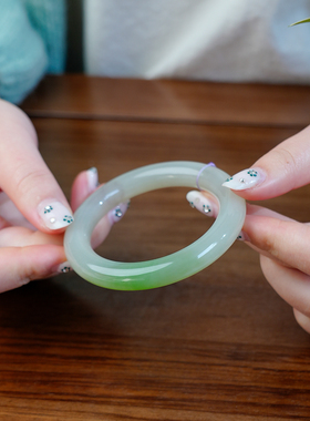 凤飞凰和田玉翠青圆条手镯收藏级