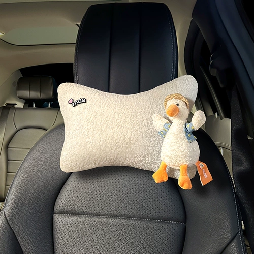 Авто -ремень безопасности Симпатичная сеть красная машина внутренняя крышка плеча возвращается, чтобы вернуться в старый магазин в старом магазине в старом магазине в зимней соломенной шляпе утиной подушка и интерьер с сетью красного автомобиля