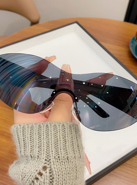 男防墨镜强光复古新款潮女街拍