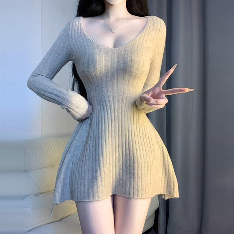 高级感法式v领针织连衣裙子女秋冬2025新款配大衣内搭小个子短裙