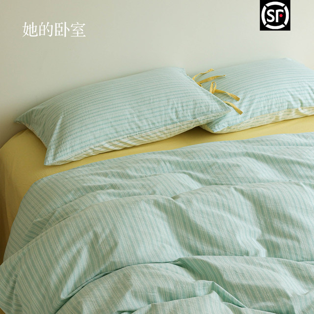 Her bedroom has a fresh spring and autumn mint green striped wash cotton cotton sheets and quilt covers bed four-piece set