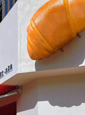 网红打卡牛角包可颂面包雕塑模型