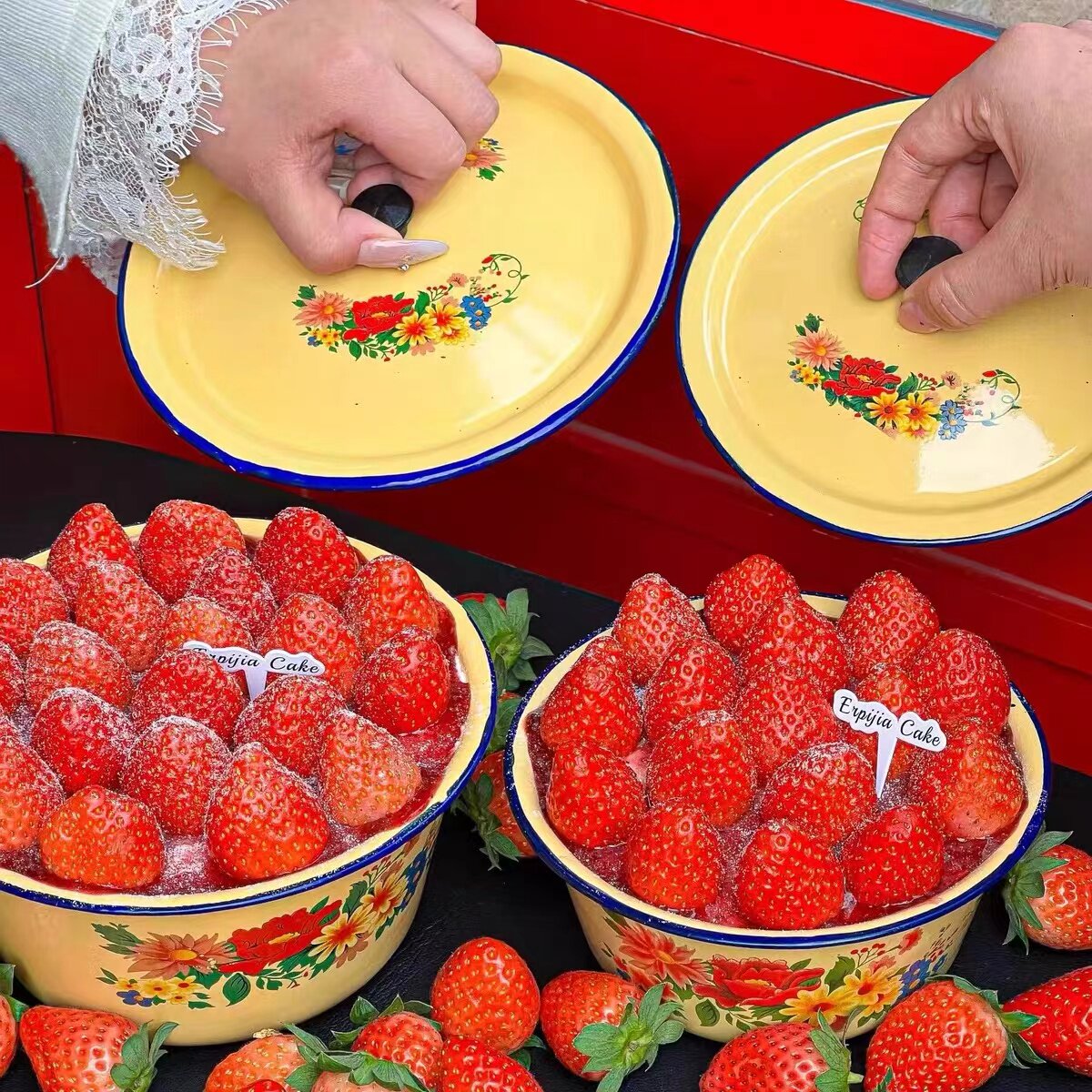 网红同款圣诞节草莓蛋糕装饰复古怀旧大红花搪瓷盆烘焙甜品装扮