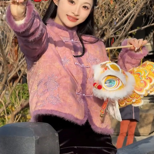 2025冬季新款新中式精致优雅棉服女国风立领盘扣拼毛刺绣紫色上衣 - 图1