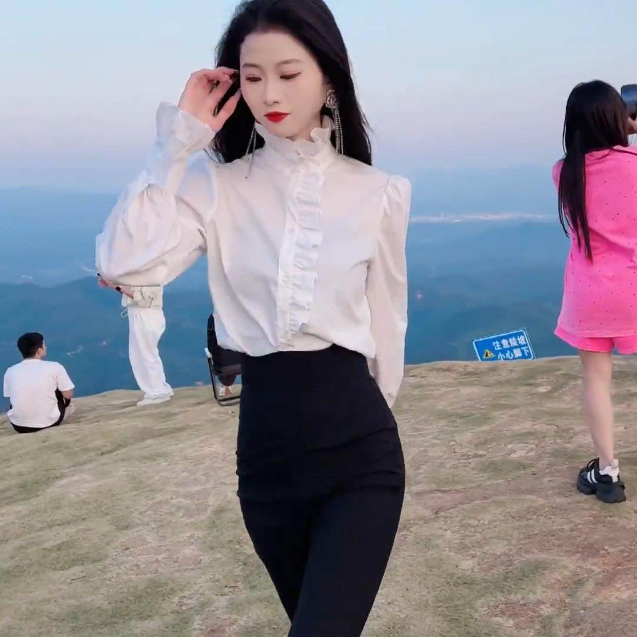 高级感春秋新款气质白色衬衫女洋气修身显瘦百搭立领喇叭袖上衣潮,淘宝优惠券,粉丝福利购,淘宝优惠卷