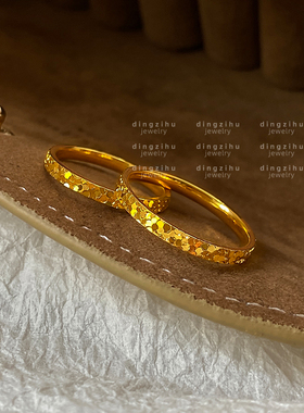 金色碎碎冰冰戒指女士闭口锤纹古法仿真金戒圈窄面素圈指环食指戒