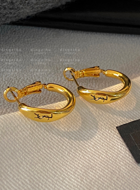高级感金色字母圈圈耳环女轻奢复古高档简约气质耳扣素圈金属耳饰